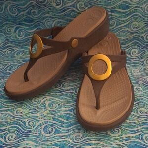 CROCS Sanrah Brown and Gold Comfort Slip On Thong Sandals Size US 7W